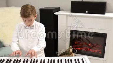 青少年弹钢琴字幕